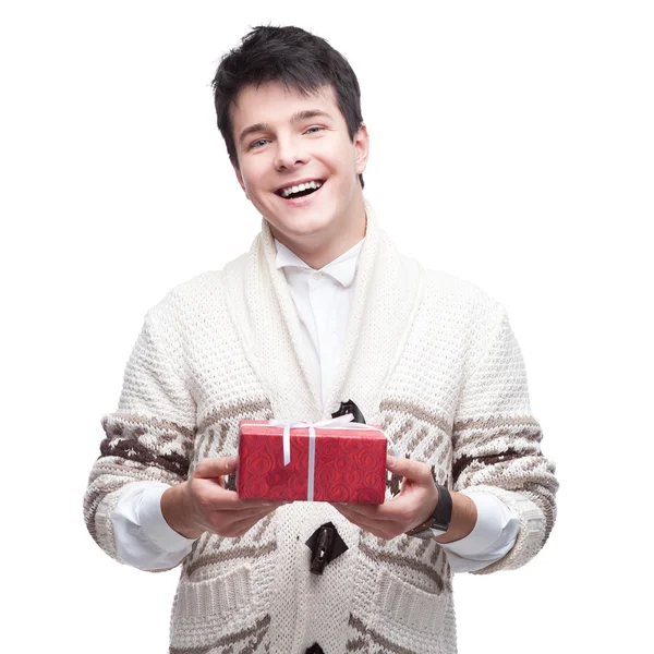 Καυκάσιος χαμογελαστό casual νέος άνθρωπος που κρατά το δώρο — Φωτογραφία Αρχείου