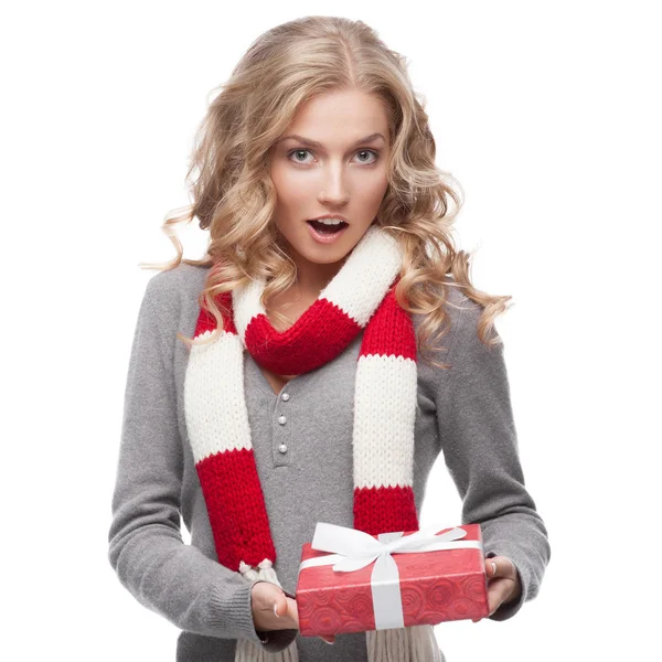 Junge überraschte Frau hält Weihnachtsgeschenk in der Hand — Stockfoto