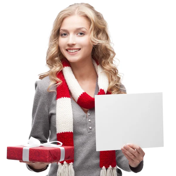 Smiling woman holding christmas gift and sign — Stock Photo, Image