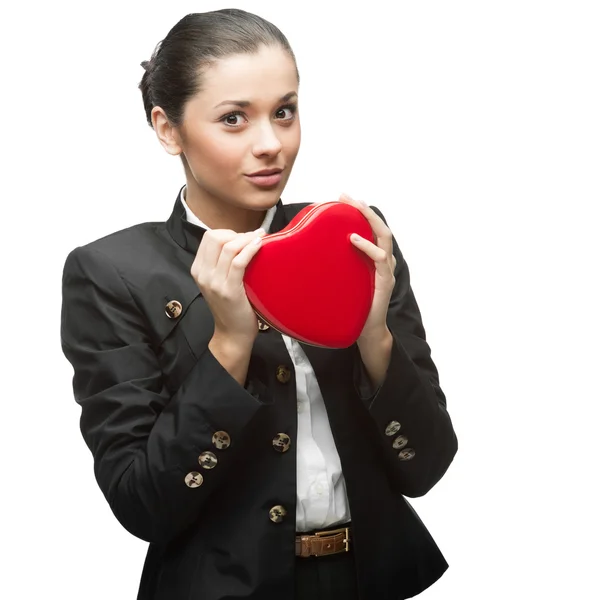 Kırmızı kalp tutan genç iş kadını — Stok fotoğraf