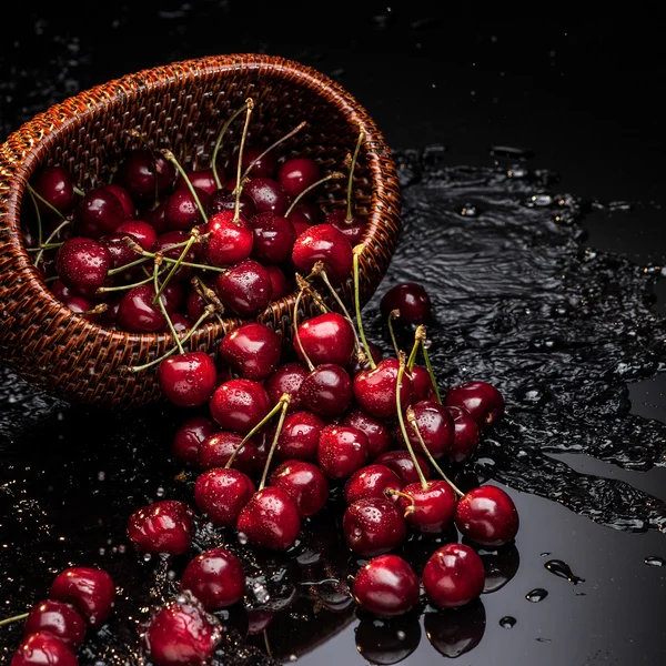 Cherry faller från korgen — Stockfoto