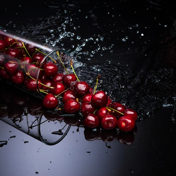 Cherry faller från glas — Stockfoto