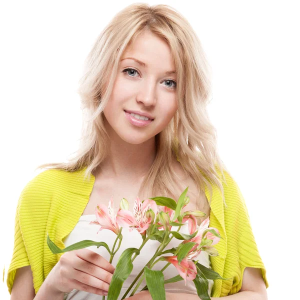 Jovem mulher loira sorridente casual segurando flores — Fotografia de Stock