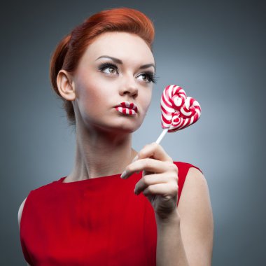 seksi kırmızı saçlı kız holding şeker