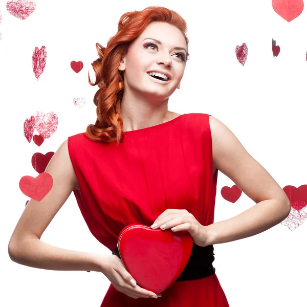 Ler rödhårig flicka med rött hjärta — Stockfoto