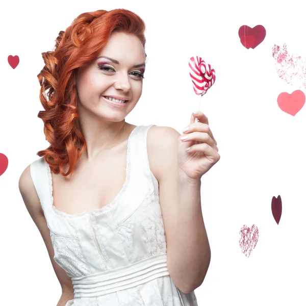Overrasket kvinne med rødt hår som holder kjærlighet – stockfoto