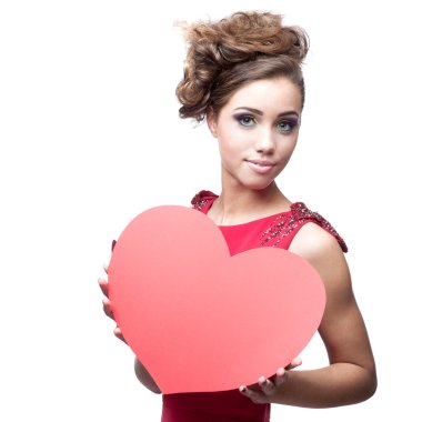 Kırmızı kağıt kalp tutan neşeli genç kadın