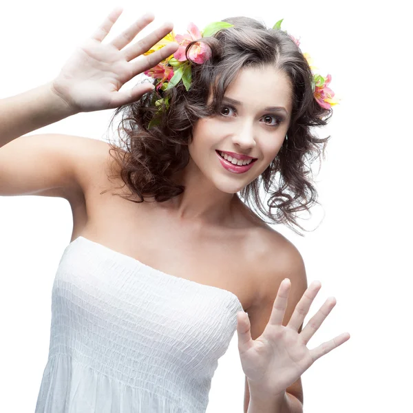 Giovane donna sorridente con fiore in capelli — Foto Stock