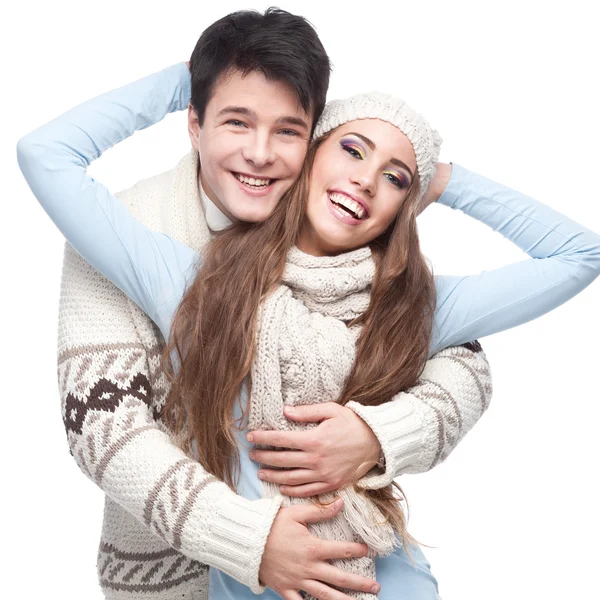 Giovane coppia sorridente in abbigliamento invernale che abbraccia — Foto Stock