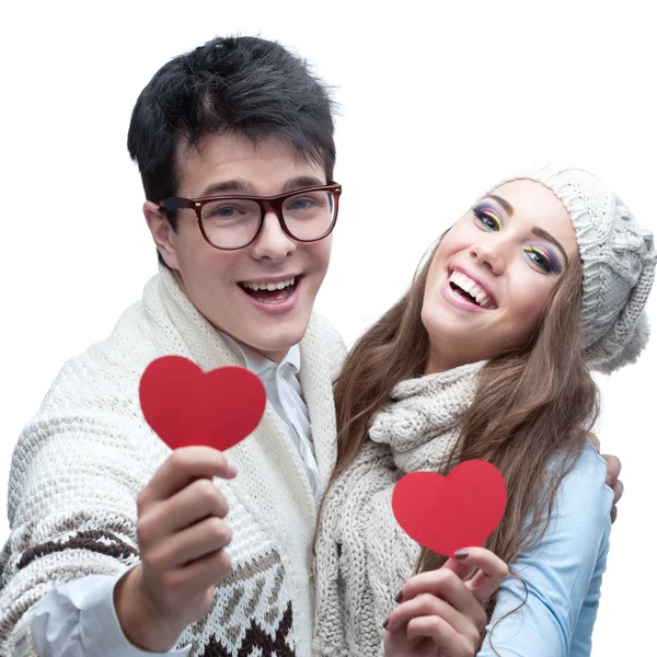 Jovem alegre casal casual segurando corações vermelhos — Fotografia de Stock