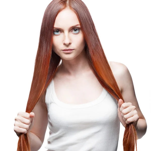 Attraente ragazza rossa tenendo i capelli — Foto Stock