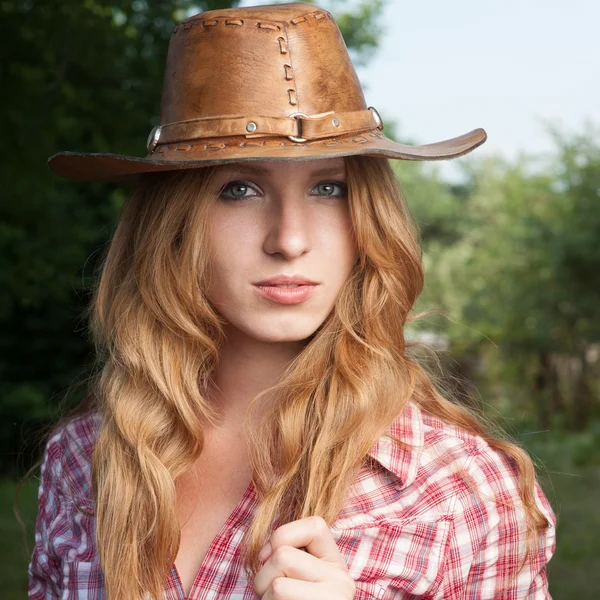 Czerwone włosy cowgirl — Zdjęcie stockowe