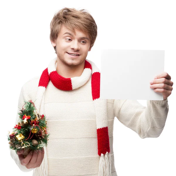 Junger lächelnder Mann mit Schild — Stockfoto