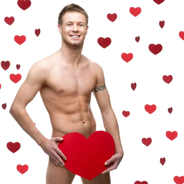 Morsom, naken mann med et stort hjerte av rødt papir – stockfoto