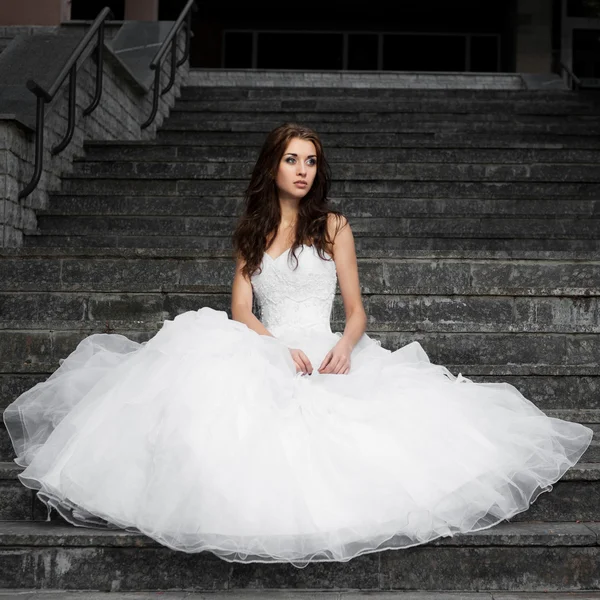 Beautiful young woman in wedding dress — Stock Photo, Image