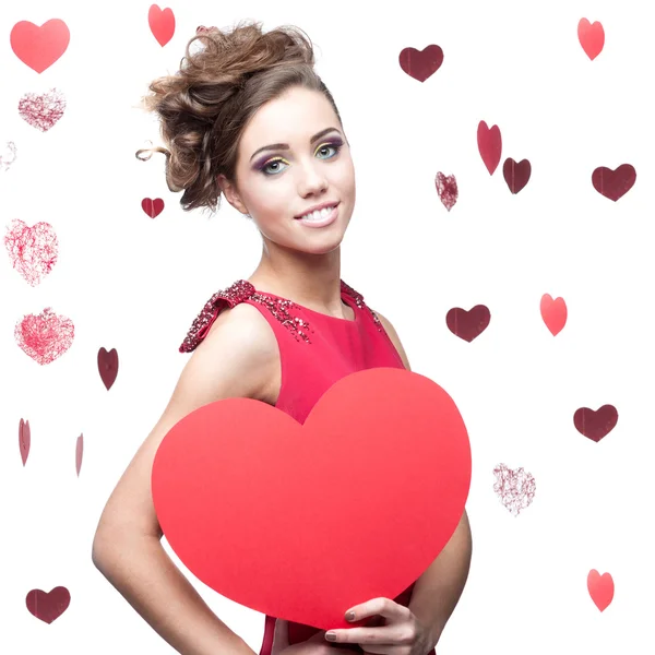 Kırmızı kağıt kalp tutan neşeli genç kadın — Stok fotoğraf