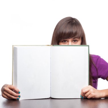 Kız holding açık kitap