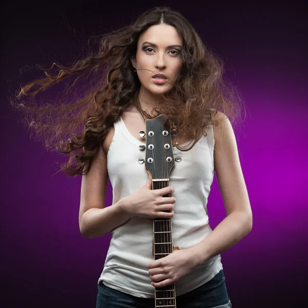 Sexy menina segurando guitarra — Fotografia de Stock