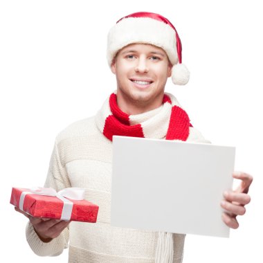 Genç casual adam santa şapka hoding işareti ve Noel hediye