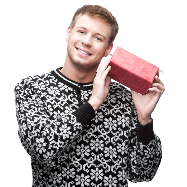 Joven hombre casual acaparando regalo de Navidad — Foto de Stock