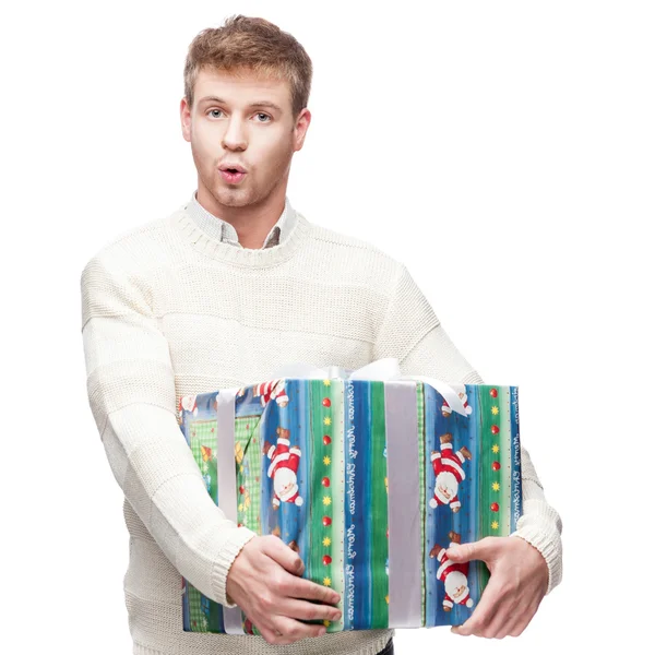 Joven hombre casual acaparando regalo de Navidad —  Fotos de Stock