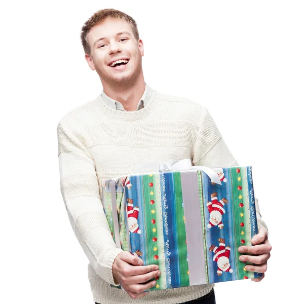 Joven hombre casual acaparando regalo de Navidad —  Fotos de Stock