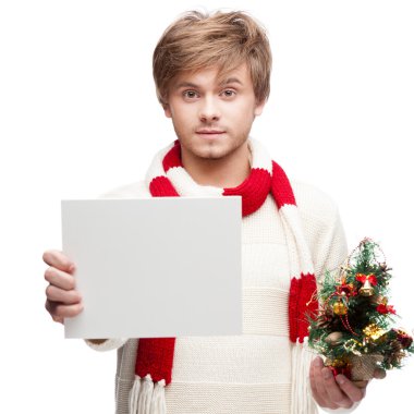 genç gülümseyen adam tutarak işareti