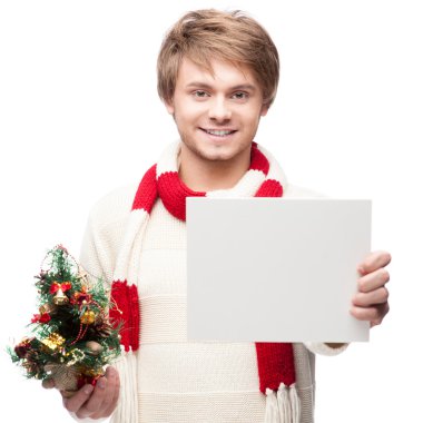 genç gülümseyen adam tutarak işareti