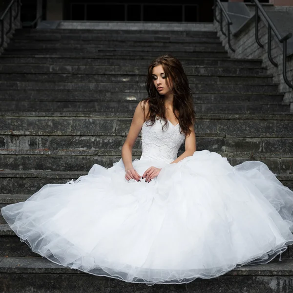 Mooie jonge vrouw in trouwjurk — Stockfoto