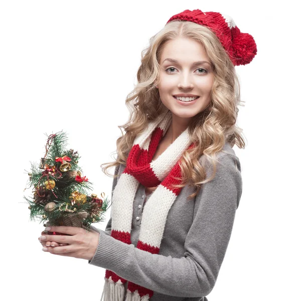 Jovem mulher sorridente segurando árvore de Natal — Fotografia de Stock