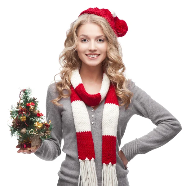 Joven mujer sonriente sosteniendo el árbol de Navidad — Foto de Stock