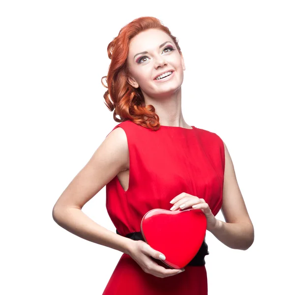 Lachende roodharige meisje houdt rood hart — Stockfoto