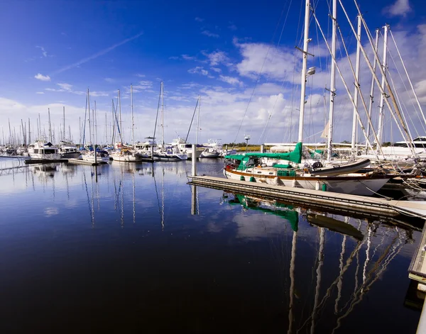 Reflektioner på marina — Stockfoto