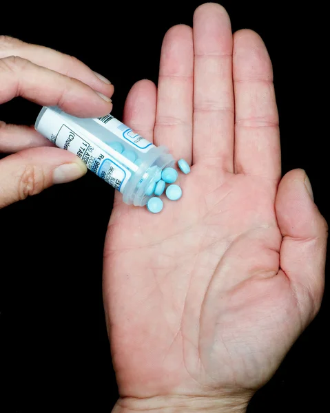 Таблетки в руке — стоковое фото