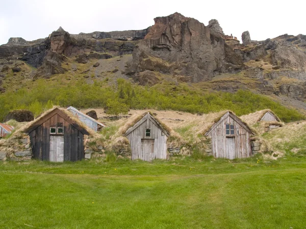 Casas tradicionales de césped islandés — Foto de Stock