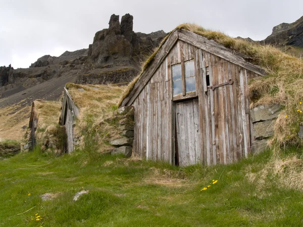 伝統的なアイスランドの芝生の家 — ストック写真
