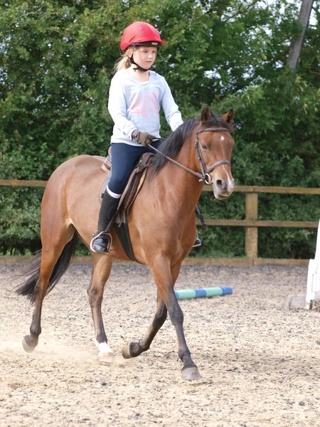 Giovane ragazza godendo di equitazione — Foto Stock