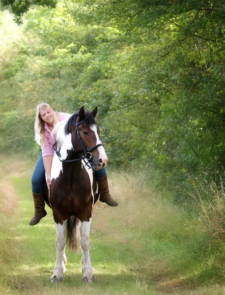 彼女の馬に座っている女の子 — ストック写真