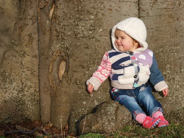 Säugling sitzt auf Baum — Stockfoto