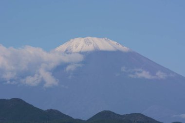 İlk kar yağışı. Fuji 2021 'de. İlk kar yağışı, kışın ilk zamanlarında Mt. Japonya 'nın en yüksek yüksekliğine sahip Fuji, 26 Eylül 2021' dir..