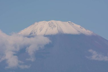 İlk kar yağışı. Fuji 2021 'de. İlk kar yağışı, kışın ilk zamanlarında Mt. Japonya 'nın en yüksek yüksekliğine sahip Fuji, 26 Eylül 2021' dir..