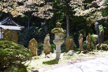 Taş fenerler, Doğu Asya 'nın geleneksel aydınlatma tesislerinden biridir ve Japonya' da tapınaklara, tapınaklara ve Japon tarzı bahçelere yerleştirilmiştir..