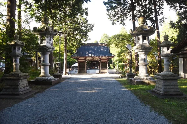 석등은 동아시아의 전통적 시설중 하나이며 일본의 일본식 정원에 설치되어 — 스톡 사진