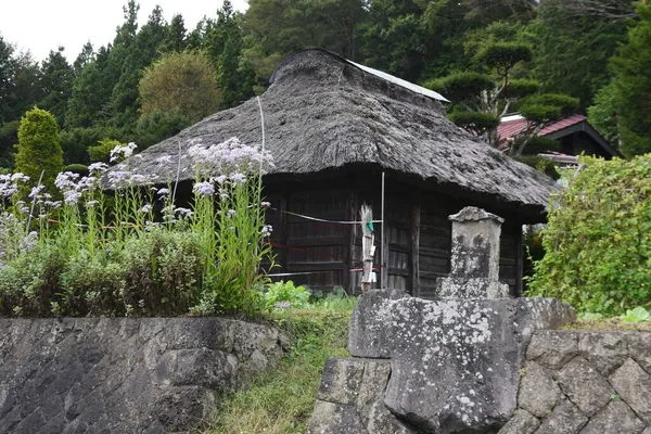 最近ほとんど見られない日本の田舎の茅葺き屋根の小屋 — ストック写真