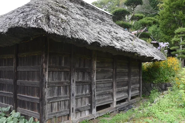 最近ほとんど見られない日本の田舎の茅葺き屋根の小屋 — ストック写真