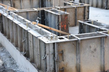 Ev inşaatı için temel formaliteler. Şekil, beton dökmek ve sertleştirmek için kurulmuş bir çerçevedir ve ahşap veya metal çerçeveler kullanılır..