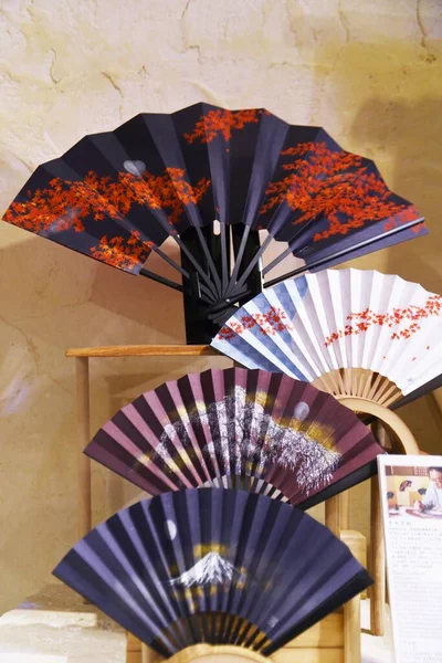 日本の伝統文化財 日本独自の芸術文化をベースに商品を販売するお店は外国人観光客に大人気です — ストック写真