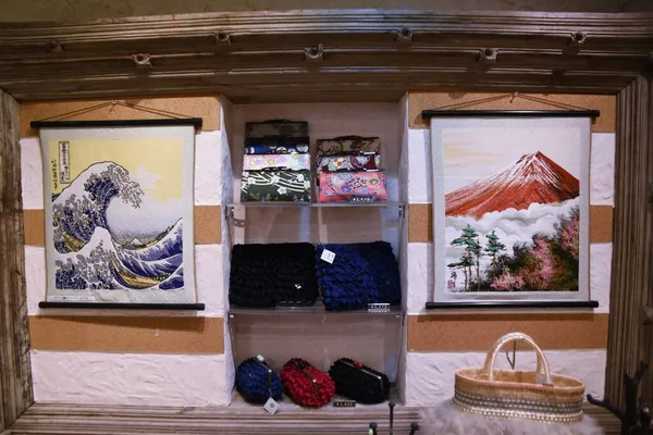 日本传统文化产品 根据日本独特的艺术和文化销售商品的商店很受外国游客的欢迎 — 图库照片