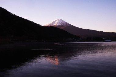 Japonya 'da popüler bir turizm merkezi, sonbaharın sonlarında Kawaguchiko Gölü' nün göl kenarı. Dağ eteğinde bir göl. Fuji, Yamanashi Bölgesi, Japonya.