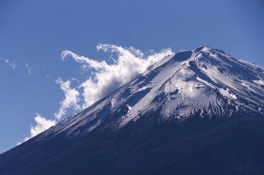 Mt. Fuji Japonya 'daki en yüksek aktif yanardağdır ve bir Dünya Kültür Mirası olarak kaydedilmiş Japonya' nın bir sembolüdür. Mevsime ve mekana bağlı olarak çeşitli güzel manzaralar göster.